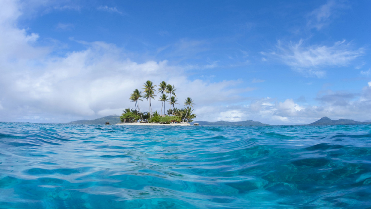 Niewielka wysepka, zagubiona na Pacyfiku między Australią i Nową Kaledonią, figurująca na wielu światowych mapach, również Google Maps i Google Earth jako Sandy Island, tak naprawdę... nie istnieje. Dowiedli tego naukowcy z uniwersytetu w Sydney - podało BBC News.