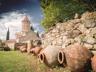 Gruzja: gliniane kwewri zakopywane w ziemi to najstarsza metoda produkcji wina na świecie