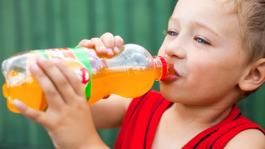 Polskie dzieci piją za mało wody, a za dużo napojów słodzonych