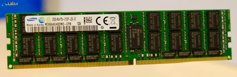 Moduł DDR4 LR-DIMM (patrz następna strona) z korekcją ECC. Moduły UDIMM bez ECC można zobaczyć na zdjęciu z pierwszej strony