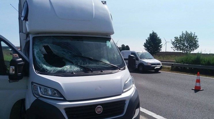 A Fiat kisteherautó már nem tudott kitérni a sebesen pattogó kerék elől, az egyenesen a szélvédőbe vágódott. Hiába érkezett Rékáért mentőhelikopter, nem tudott segíteni/Fotó: police.hu