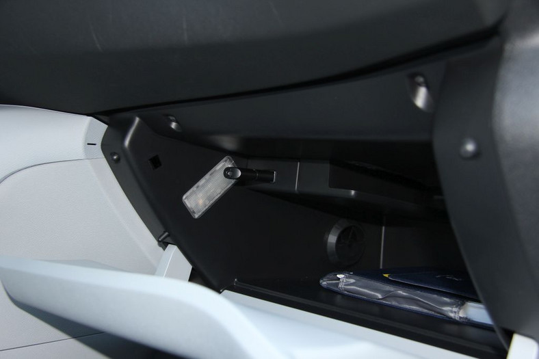W schowku przed pasażerem zmieszczono gniazdo USB. Dostosowano je do zasilania 1A,