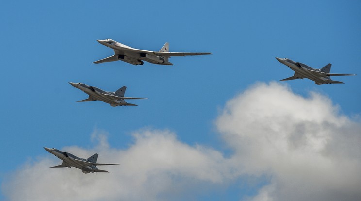 Egy Tu-160-as stratégiai bombázó (jobbról a második) és három Tu-22MZ bombázó kötelékben repülnek át a május 9-i Győzelem Napján tartott parádé felett Moszkvában /Fotó: AFP