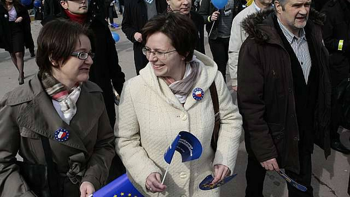 Europosłanka PO Sidonia Jędrzejewska nie wystartuje w wyborach do Parlamentu Europejskiego w 2014 roku. - Jeszcze nie wiem, co będę robiła. Na razie, jako eurodeputowana, mam jeszcze przed sobą ciężki rok kadencji w PE - mówi Jędrzejewska w rozmowie z Onetem.