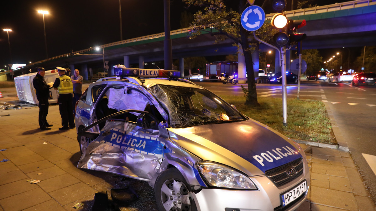 W wypadku ucierpiały cztery osoby, w tym dwóch policjantów. Radiowóz, który eskortował kolumnę rządową, zderzył się z samochodem dostawczym - poinformowało wczoraj wieczorem TVN24. Rzecznik prasowy stołecznej policji potwierdził, że kolumna eskortowała sekretarza generalnego NATO Jensa Stoltenberga. Według świadków, radiowóz na sygnale wjechał na skrzyżowanie na czerwonym świetle.