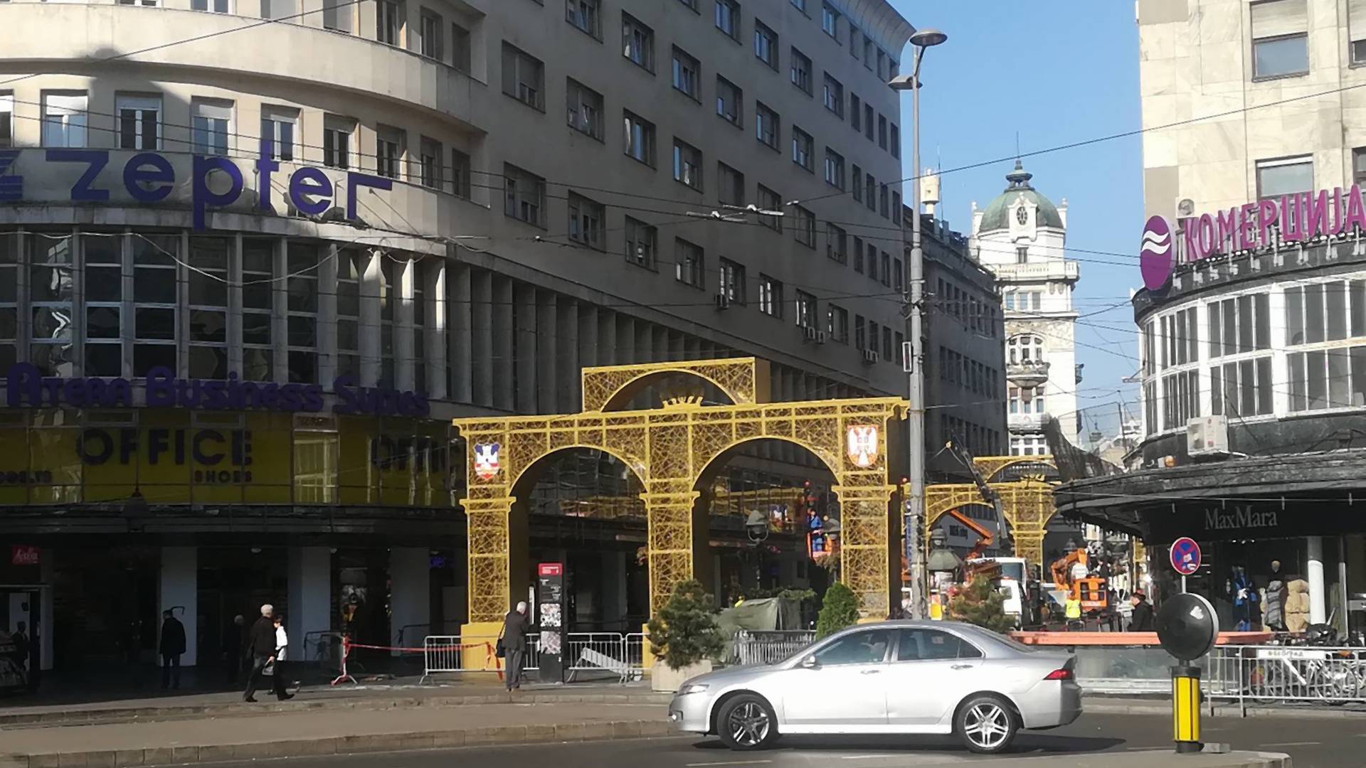 Scena ispred zlatne kapije u Knezu je Srbija u jednoj slici