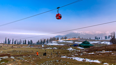 Ośrodki narciarskie w Himalajach opustoszały. Brakuje śniegu