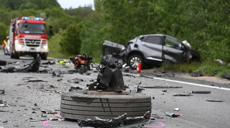 Ütközésben összeroncsolódott személygépkocsi az M2-es autóúton Vác közelében személygépkocsi egy kamionnal ütközött össze / Fotó: MTI / Mihádák Zoltán