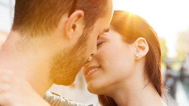 Co twój pocałunek mówi o twoim związku [QUIZ]