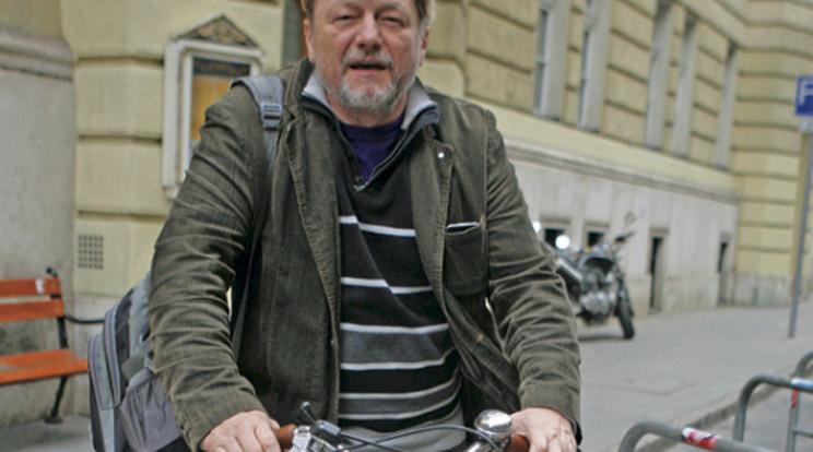 Hegedűs D. Géza bringával kondizik