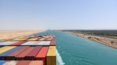 Statek na krótko zablokował Kanał Sueski