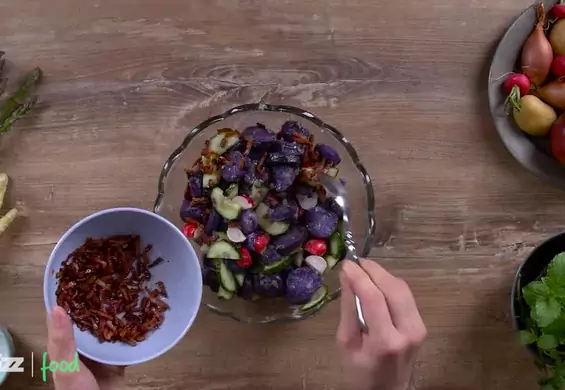Fioletowa sałatka ziemniaczana z warzywami