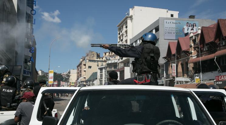 A rendőrökkel is összecsaptak a madagaszkári tüntetők /Fotó: AFP