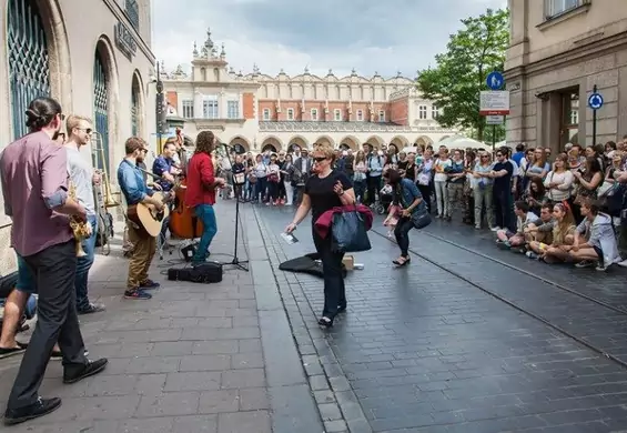 Absurdalna walka Krakowa z ulicznymi muzykami. Orkiestra dęta zagra na full, ale za mikrofon dostaniesz mandat