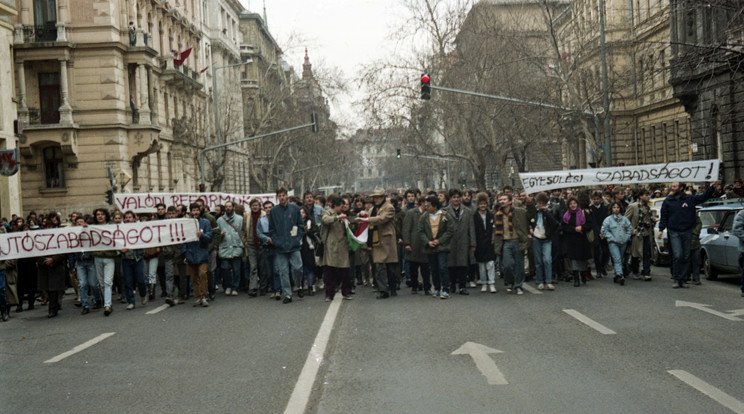 Megtelt az Alkotmány utca: tízezrek követeltek sajtószabadságot és egyesülési szabadságot 1989. március 15-én. Előtte több ellenzékit őrizetbe vettek /Fotó: Hodosán Róza/Fortepan