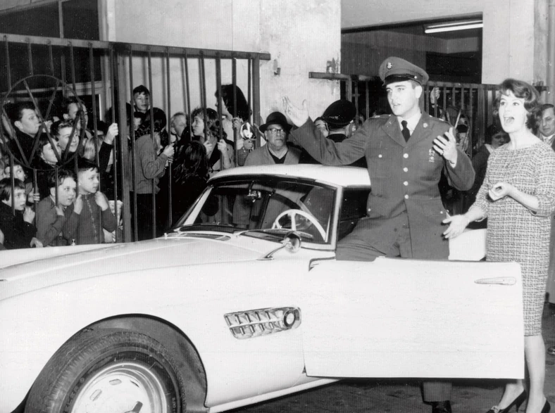Elvis Presley przy swoim BMW 507