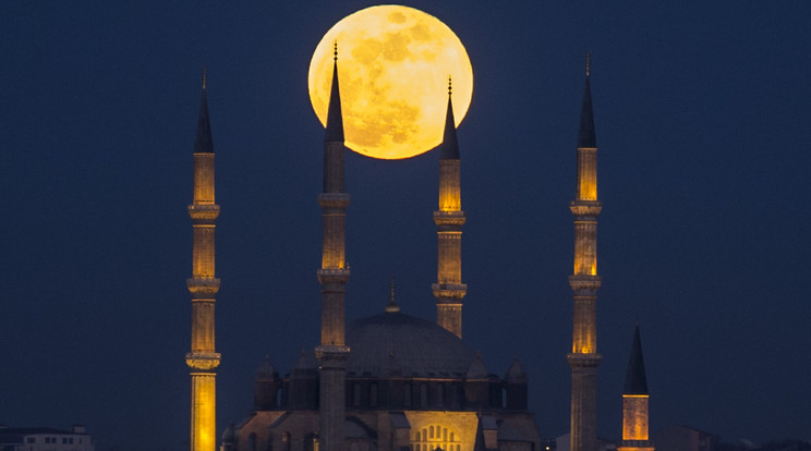 Törökországban így nézett ki a Hold tegnap /Fotó: Northfoto