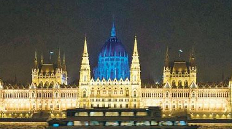 Kiadó a magyar Parlament kupolája