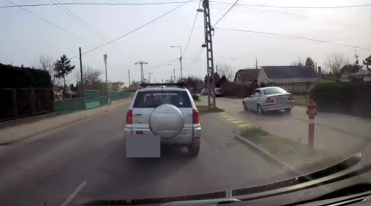 A járdán és a bicikliúton előzte meg a kígyózó kocsisort az autós /Fotó: YouTube