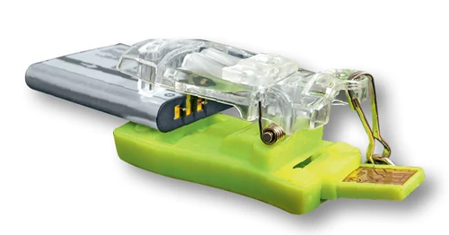 W zestawie z Energizer XP4000 dostajemy uniwersalną ładowarkę w formie klipsa USB do dedykowanych akumulatorów