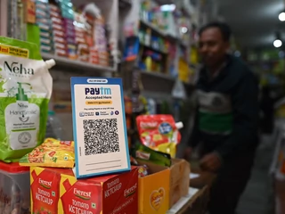 Paytm, pośredniczący w płatnościach mobilnych, wchodzi na giełdę. Charakterystyczne granatowo-niebieskie logo pośrednika w płatnościach mobilnych z kodem QR jest wszędzie w Indiach