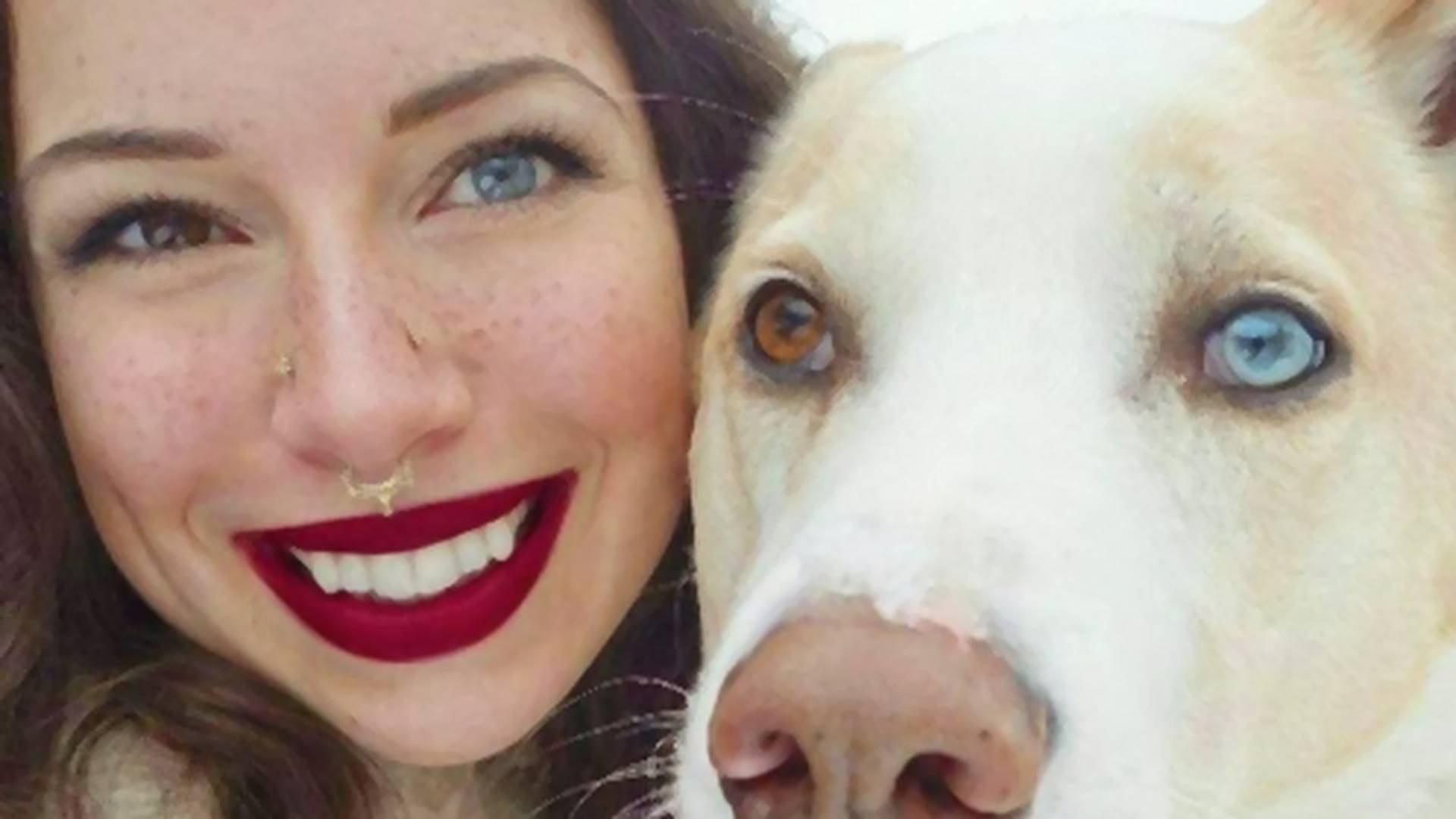 Devojka i pas sa očima različite boje - dokaz da je lepo kad si drugačiji