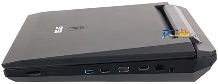 Prawa strona wygląda podobnie jak w G73j. Umieszczono tu złącza: sygnału wideo (HDMI i D-sub), USB 3.0, USB 2.0, LAN, czytnik kart pamięci i gniazdo zasilania