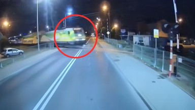 To mogło skończyć się tragedią. Miejski autobus jechał wprost pod pociąg [WIDEO]