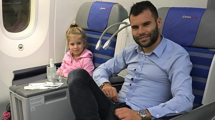 Nikolics Nemanja (mellette a kislánya, Tijana) Amerikában él, a nagy távolságok miatt mindenhová repül