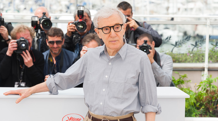 Woody Allen a délutáni fotózáson még büszkén pózolt, nem tudta, hogy az esti gálán csúnyán, nyilvánosan megalázzák / Fotó:Northfoto