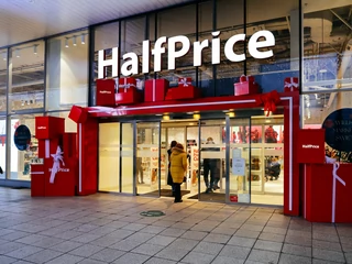 Gdy w marcu br. CCC zbadała rozpoznawalność swojego najmłodszego dziecka, okazało się, że 49 proc. dorosłych Polaków zna markę HalfPrice.