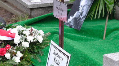 Ktoś wyrył krzyż na nagrobku Kazimierza Kutza. Policja prowadzi dochodzenie