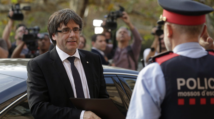 Carles Puigdemont katalán elnök a beszédére érkezik a katalán regionális parlament rendkívüli ülésén /Fotó: MTI