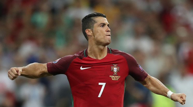 Ronaldo tóba dobta a mikrofont /Fotó: AFP