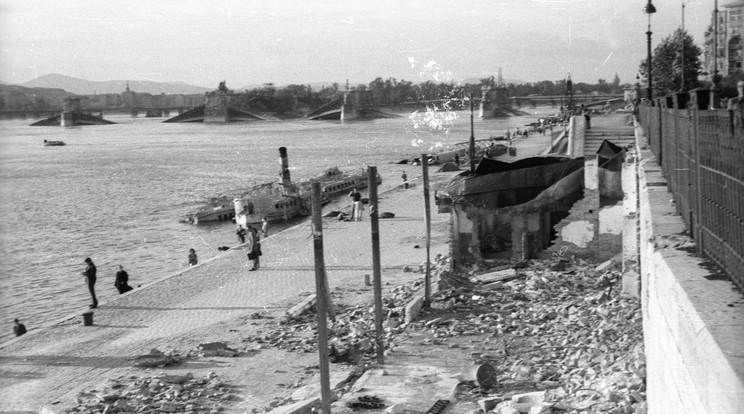 A pesti Duna-part a lebombázott Margit híddal 1945-ben / Fotó: Fortepan