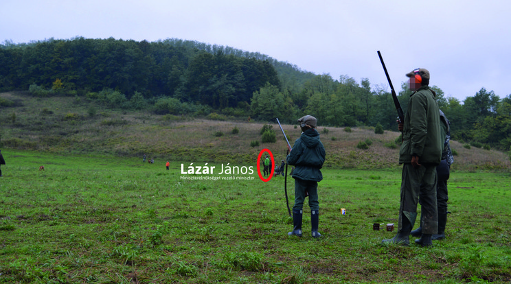 Lázár János kiskorúak társaságában vett részt egy vadászaton és a képen is látszik, hogy az egyik gyermek puskát tart a kezében