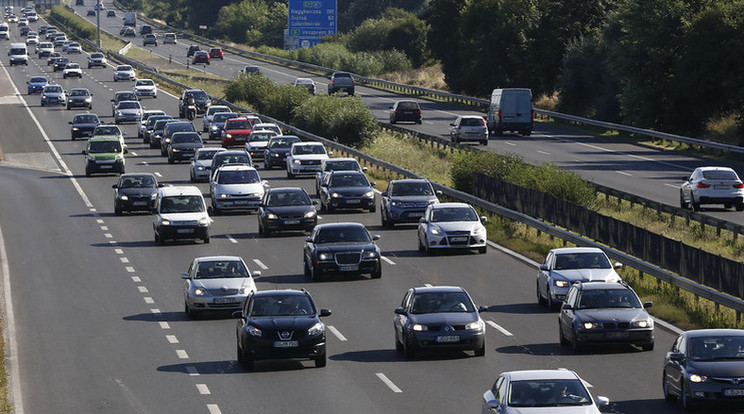 Mindkét irányba le van zárva az M7-es /Fotó: Fuszek Gábor