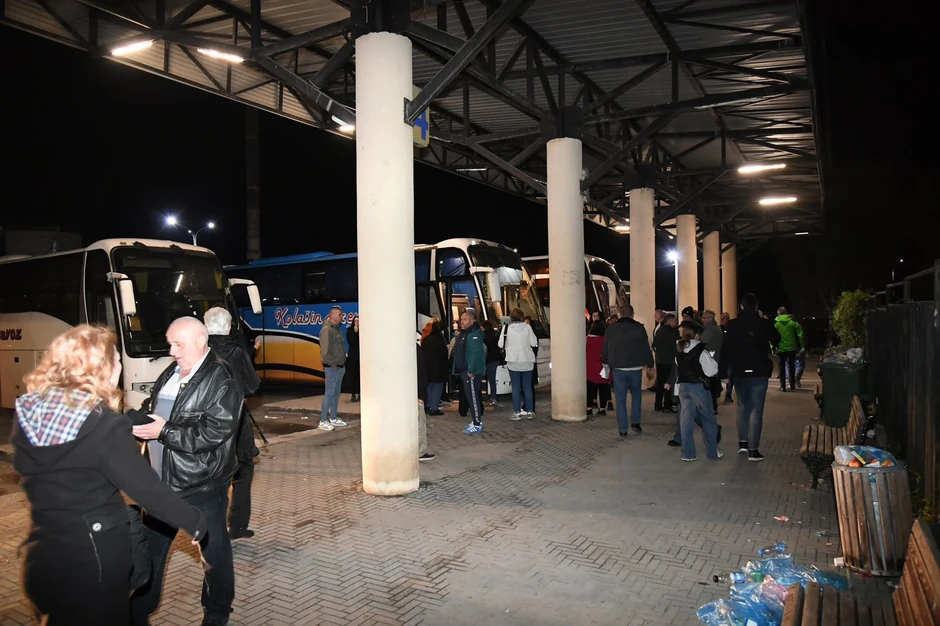 Ispred ispred biračkog mesta u Raski gde glasaju Srbi s KiM