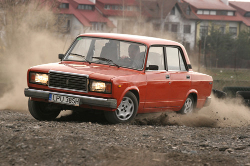 "Duży" Fiat 1.3 kontra Łada 2107 1.3 - Klasyki PRL-u w teście mistrza