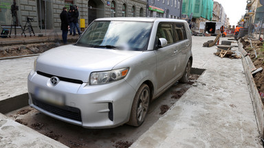Słynne zabetonowane auto niespodziewanie zniknęło z remontowanej ulicy w Łodzi