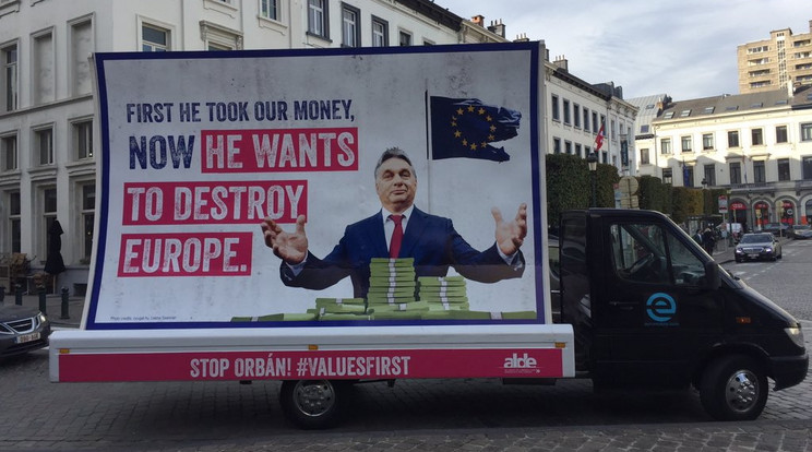 A Guy Verhofstadt által kiötlött plakáton Orbán Viktort az EU pénzét leső politikusként ábrázolják. „Először elteszi a pénzünket, majd le akarja rombolni Európát” – ez a szöveg olvasható angolul a magyar kormányfő fotója mellett