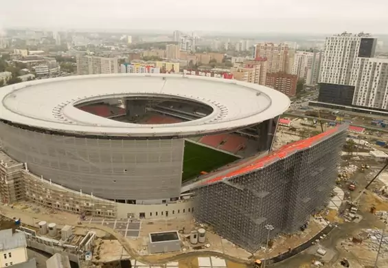 Rosyjski stadion nie spełniał norm FIFA, więc dołożyli trybuny... poza stadionem. Jak wygląda murawa z tej perspektywy? [ZDJĘCIA]
