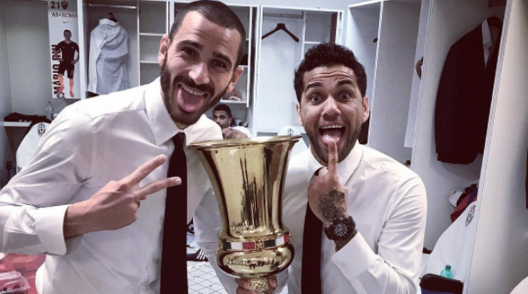 A két gólszerző, Leonardo Bonucci és Dani Alves a kupával /Fotó: Instagram