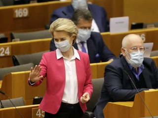 Przewodnicząca Komisji Europejskiej Ursula von der Leyen i Frans Timmermans, wiceprzewodniczący wykonawczy KE podczas sesji poświęconej planowi ratunkowemu dla gospodarki UE, Bruksela 27.05.2020