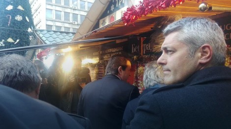 Karić pazari na jedoj od tezgi na Trgu Republike