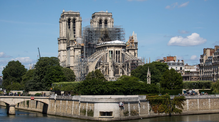 A francia parlament végleges formájában elfogadta kedd este a három hónappal ezelőtti tűzvészben megrongálódott párizsi Notre-Dame felújításáról szóló törvényt / Fotó: MTI-EPA-Christophe Petit Tesson