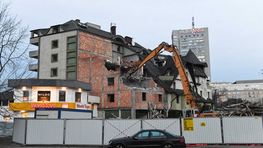 Trwa rozbiórka słynnego hotelu "Czarny Kot" w Warszawie. Właścicielka zabiera głos