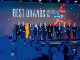 Gala nagród Best Brands: na scenie zwycięzcy, osoby wręczające nagrody i keyspeakerzy. Wśród laureatów znalazły się firmy takie jak Samsung, Bosch, Media Expert, Allegro i Jerónimo Martins.