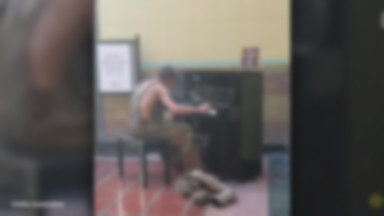Bezdomny zachwycił grą na pianinie