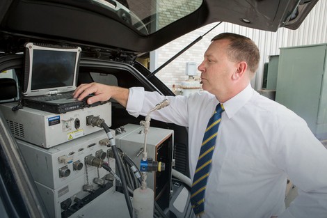 Profesor Den Karder pored uređaja za testiranje emisije izduvnih gasova